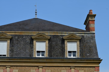 Toiture en ardoises et fenêtres.