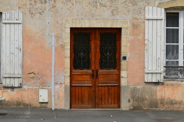 Porte d'entrée d'une vieille maison. 