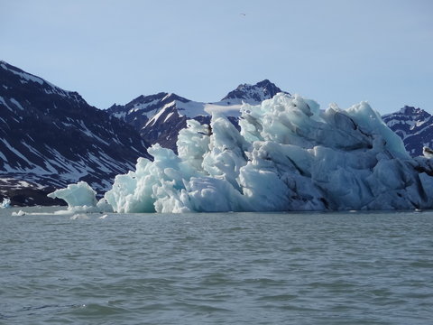 Iceberg entre mer et montagne