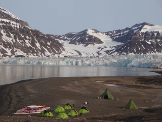 Photo sur Plexiglas Cercle polaire Camp de base au Spitzberg