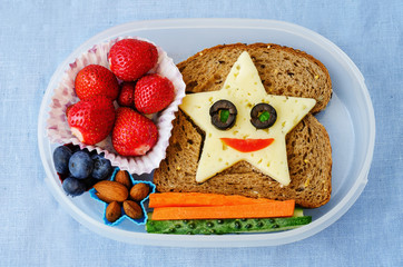 boîte à lunch scolaire pour enfants avec de la nourriture sous forme de grimaces