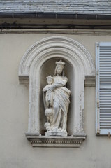 Fototapeta na wymiar Niche avec une statue religieuse.