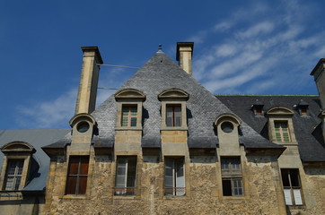 Façade et toiture d'immeuble d'un vieil immeuble. 