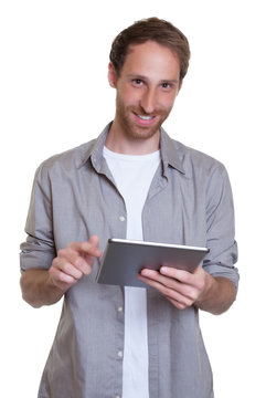 Modernen junger Mann mit Bart und Tablet