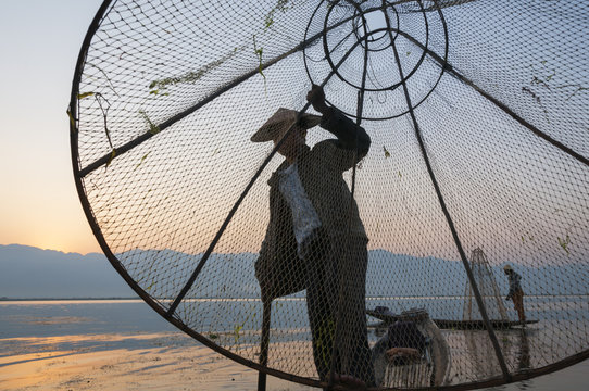 Fischer auf dem Inle-See, Fischer auf dem Inle See bei Sonnenaufgang, Birma, Myanmar.