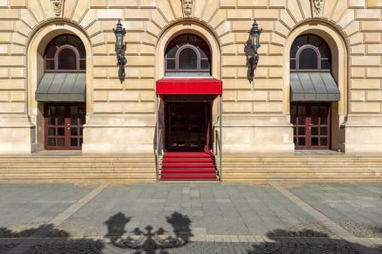 Eingang mit rotem Teppich Gebäude 