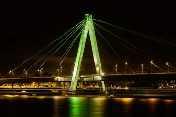 Fototapeta na wymiar Severinsbrücke bei Nacht
