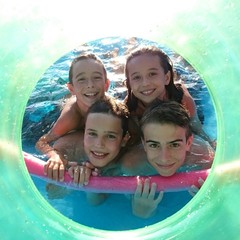Niños en la piscina con marco verde