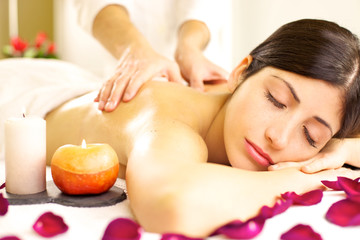 Obraz na płótnie Canvas Beautiful woman receiving relaxing massage in spa