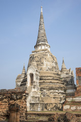 Fototapeta premium Правая ступа старинного храма Ват Пхра Си Санпет. Аютхая, Таиланд