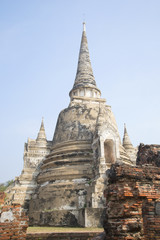 Fototapeta na wymiar У подножия одной из ступ храма Ват Пхра Си Санпет. Таиланд