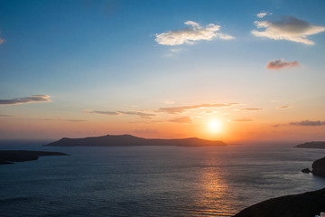 Sonnenuntergang über der caldera auf Santorin