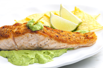 grilled salmon fillet with avocado sauce and nachos