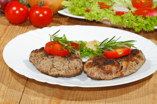 Gegrillte Hacksteaks, W&uuml;rzsaucen, Teller