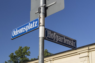 Obraz premium Crossing at Odeonsplatz in Munich with the street signs and gui