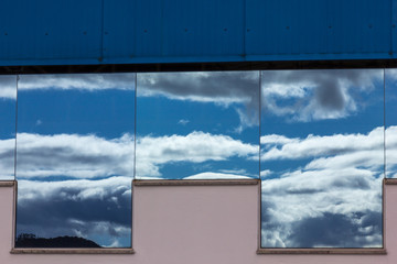Reflexo do céu na janela