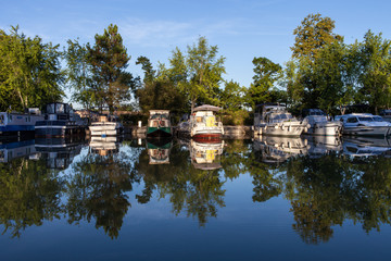 France. Péniches sur le Canal latéral à la Garonne