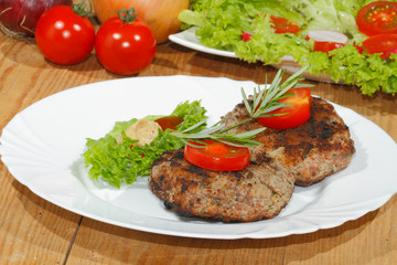 Gegrillte Hacksteaks, Würzsaucen, Teller