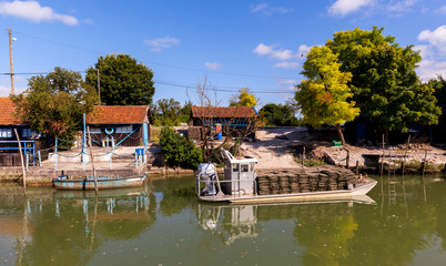 Chaland, et cabane sur le port de la grève