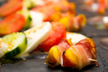 Pfirsich mit Bacon gebacken