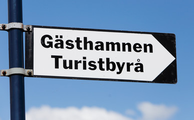 Fototapeta premium Skylt för gästhamn och turistbyrå