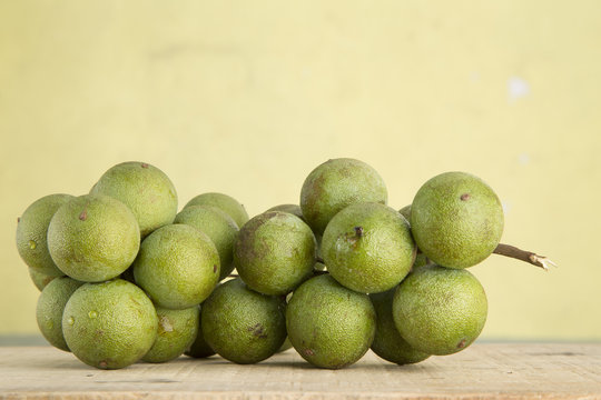Mamoncillo rica fruta tropical