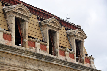 ventanas en un edificio en ruinas