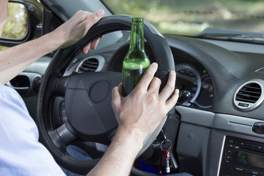 Hombre conduciendo en estado de embriaguez