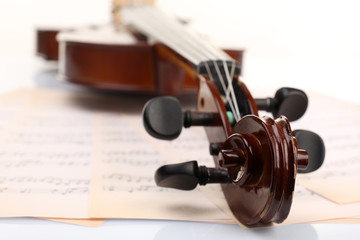 Naklejka premium Classical violin on music sheets background