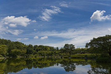 Fototapeta na wymiar 池のある日本庭園