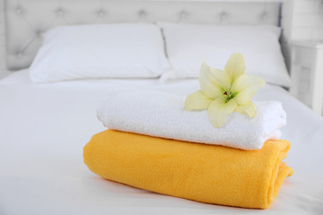 Obraz na płótnie Canvas Freshly laundered fluffy towels in bedroom interior