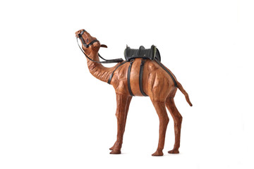 Сувенир из Марокко в виде статуэтки верблюда из верблюжей кожи.