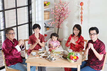 Fototapeta na wymiar Chinese New Year Family Reunion Dinner