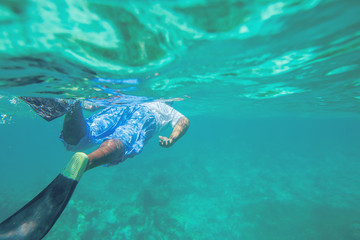 Jonge man vrij duiken en snorkelen op een rif in de buurt van Punta Cana,