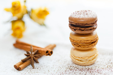 Macarons with gingerbread spices