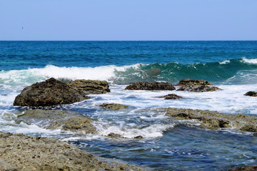 庄内浜の荒波（初夏）／山形県庄内浜の荒波風景を撮影した写真です。庄内浜は非常にきれいな白砂が広がる海岸と、奇岩怪石の磯が続く大変素晴らしい景観のリゾート地です。強風で晴天の日に、海岸で荒波を撮影した写真です。