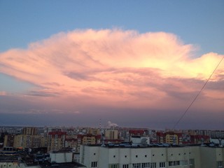 Fototapeta na wymiar розовое облако над Тюменью