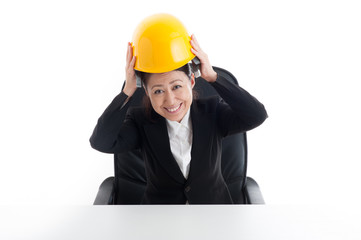 ヘルメットと女性会社員