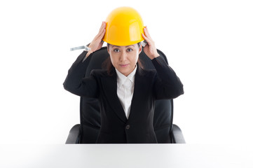 ヘルメットと女性会社員