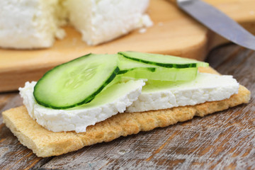 Crisp bread with curd cheese and cucumber
