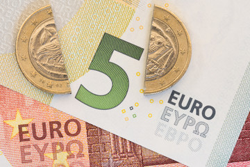 Zerbrochene griechische Euromünze - Grexit oder Hilfspaket? - obrazy, fototapety, plakaty