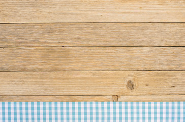 Leerer Holztisch mit Tischtuch Blau Weiß