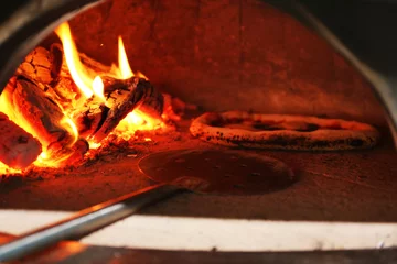 Papier Peint photo Lavable Pizzeria Pizza traditionnelle au four dans la cuisine du restaurant