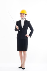 ヘルメットを被って指し棒を持っているスーツの女性