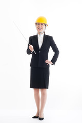 ヘルメットを被って指し棒を持っているスーツの女性