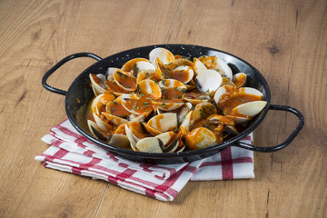 Almejas en salsa marinera