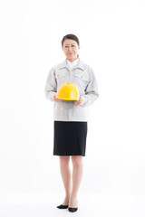 ヘルメットを持っている作業服の女性