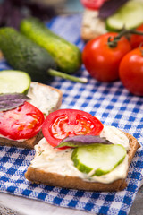 sandwich with tomatoes