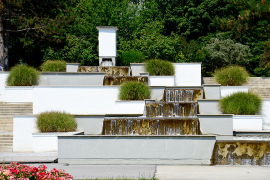 K&uuml;nstlicher Wasserfall im Donaupark