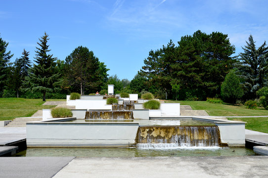 K&uuml;nstlicher Wasserfall im Donaupark